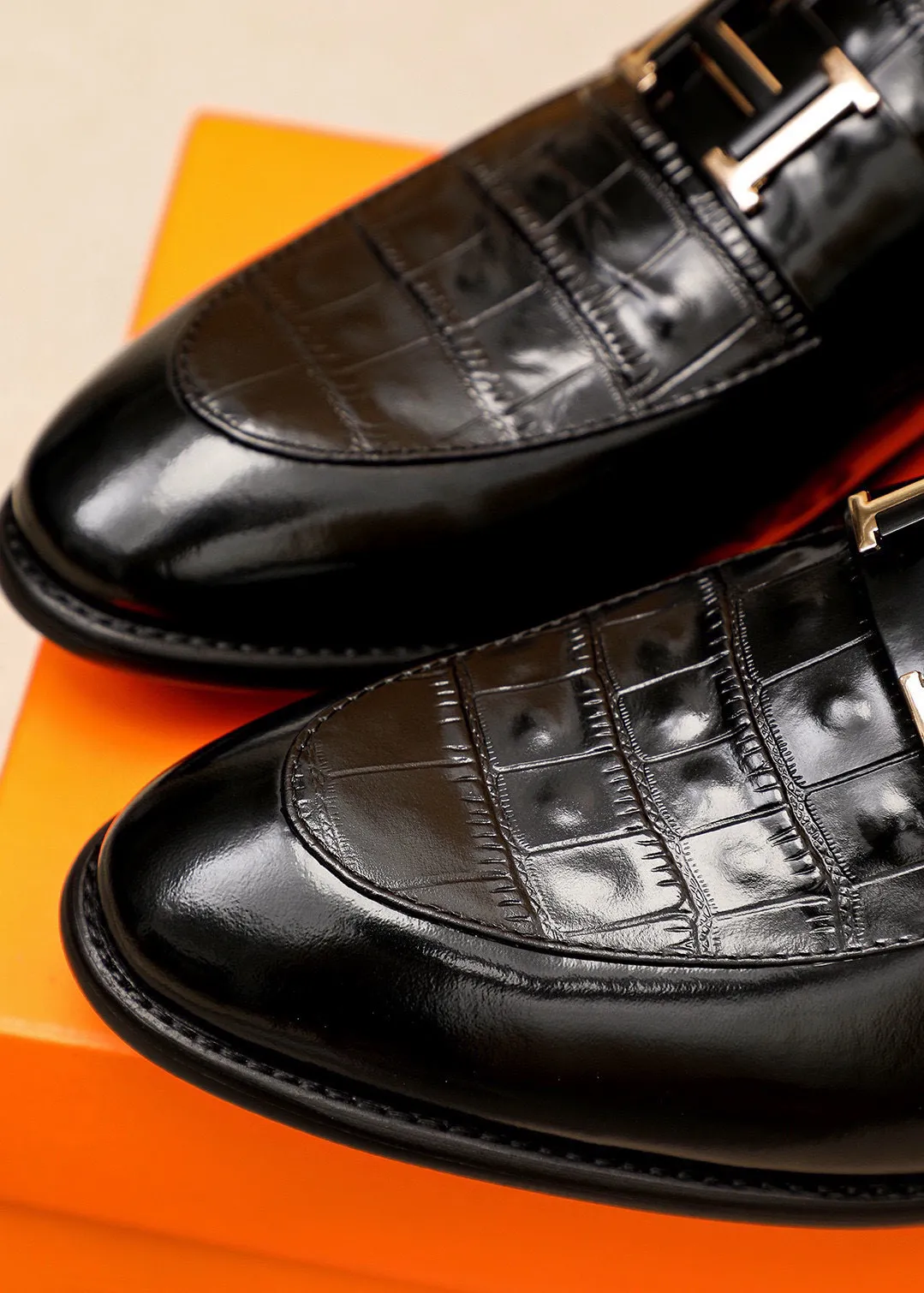 Men's shoes 💰460 💐 Product trademark: HERMES "Hermès" casual leather shoes Regular size: 39-44 (38.45.46🉑️Customized) Product materials: Selected imported first-layer calfskin embossed upper + classic hardware buckle, imported water-dyed 🐂 cowhide lining. Strong three-dimensional visual effect, combined outsole Color: 2⃣️colors available